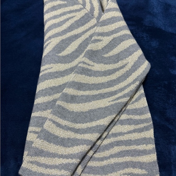 Ann Taylor Gray and Cream Knit Top - Picture 5 of 7